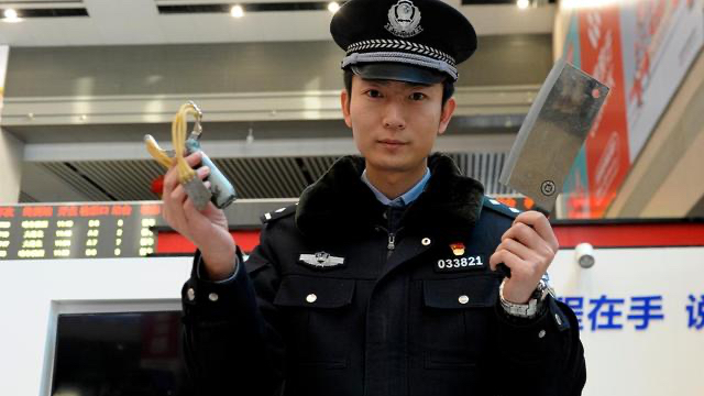 高铁能带水吗？外出旅游时遇到有趣安检常识，一瓶不管，半瓶试喝