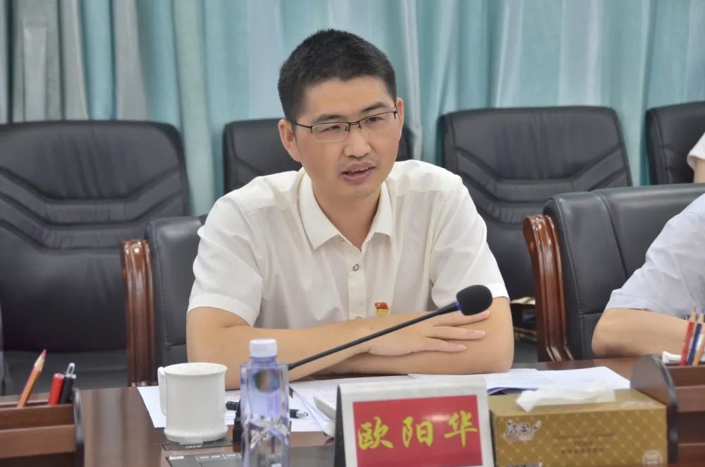 东方市市委副书记政法委书记欧阳华主持召开未成年人保护与预防犯罪