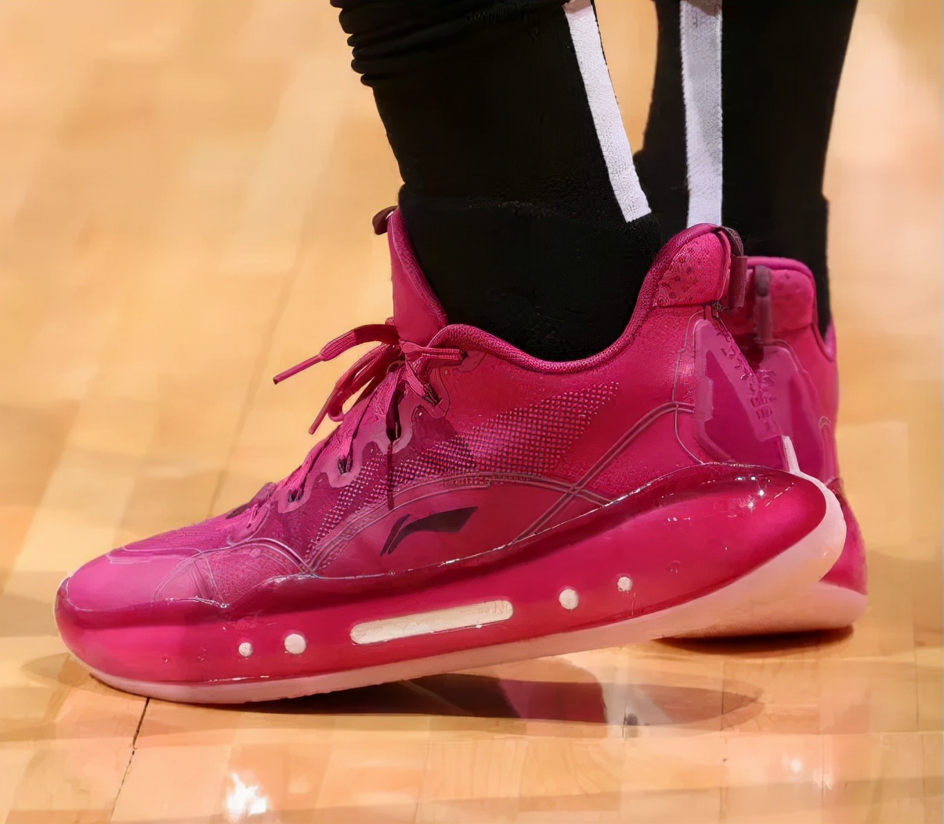 nba球星系列的球鞋有哪些(nba球员上脚:欧文穿新鞋,安踏匹克李宁的