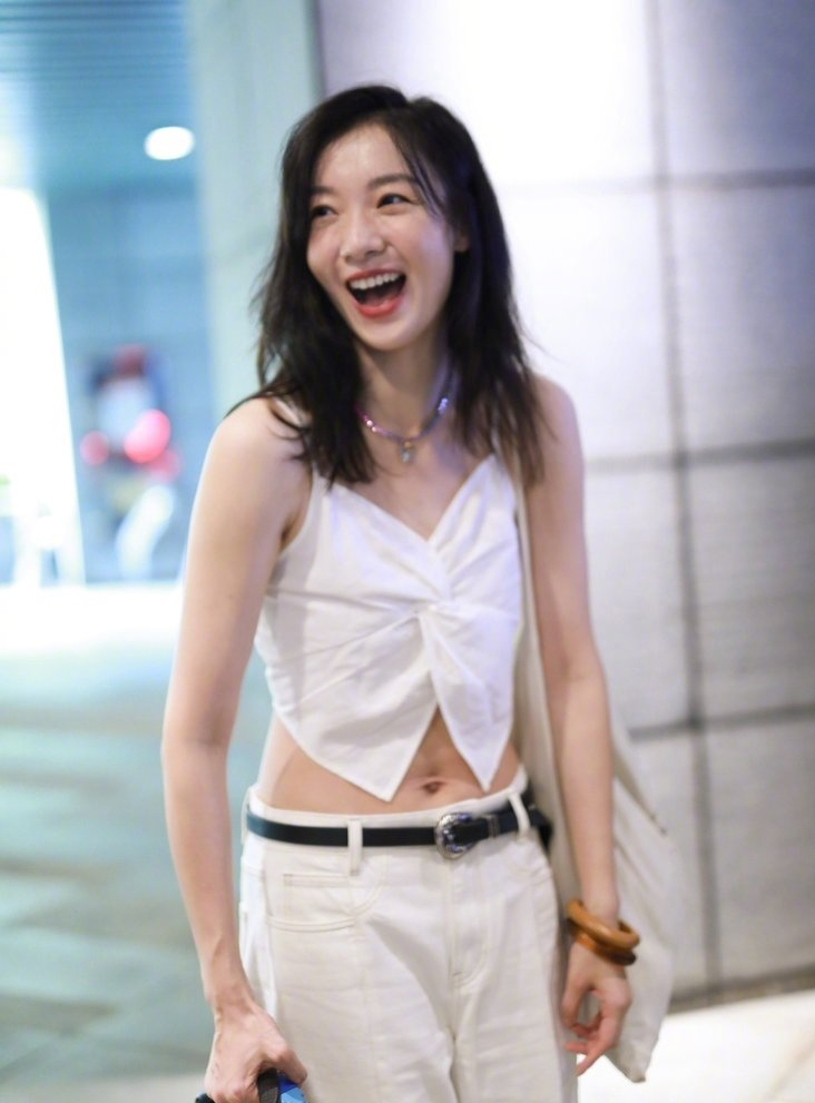 仙女下凡！齐溪浪姐上班照曝光，白色小吊带秀身姿，肚脐眼都好看