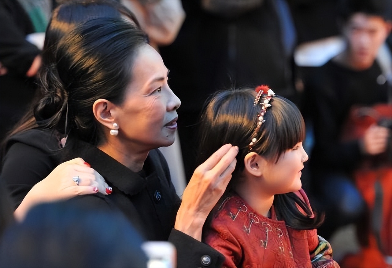 周润发老婆(无儿无女的周润发妻子，抱着李湘女儿挺有慈母样，一身黑装有气质)