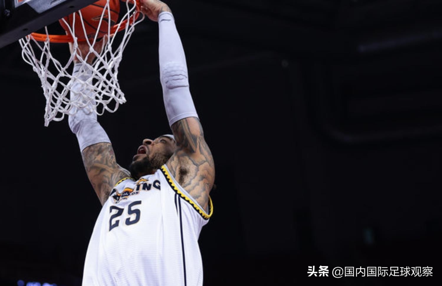 辽宁本钢CBA现场直(CBA决赛！辽宁本钢98-75广厦队！大比分1-0！付豪郭艾伦联手40分)