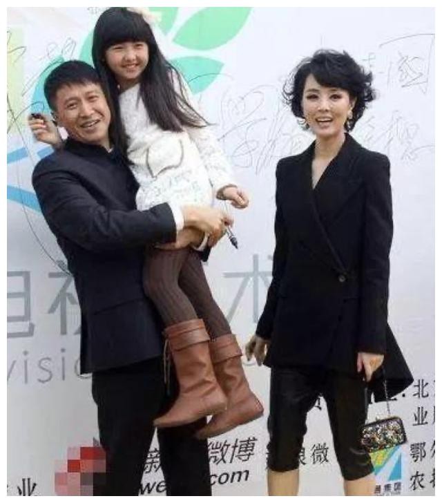 张国强：被前妻嫌穷抛弃，40岁二婚带子娶女明星，如今苦尽甘来