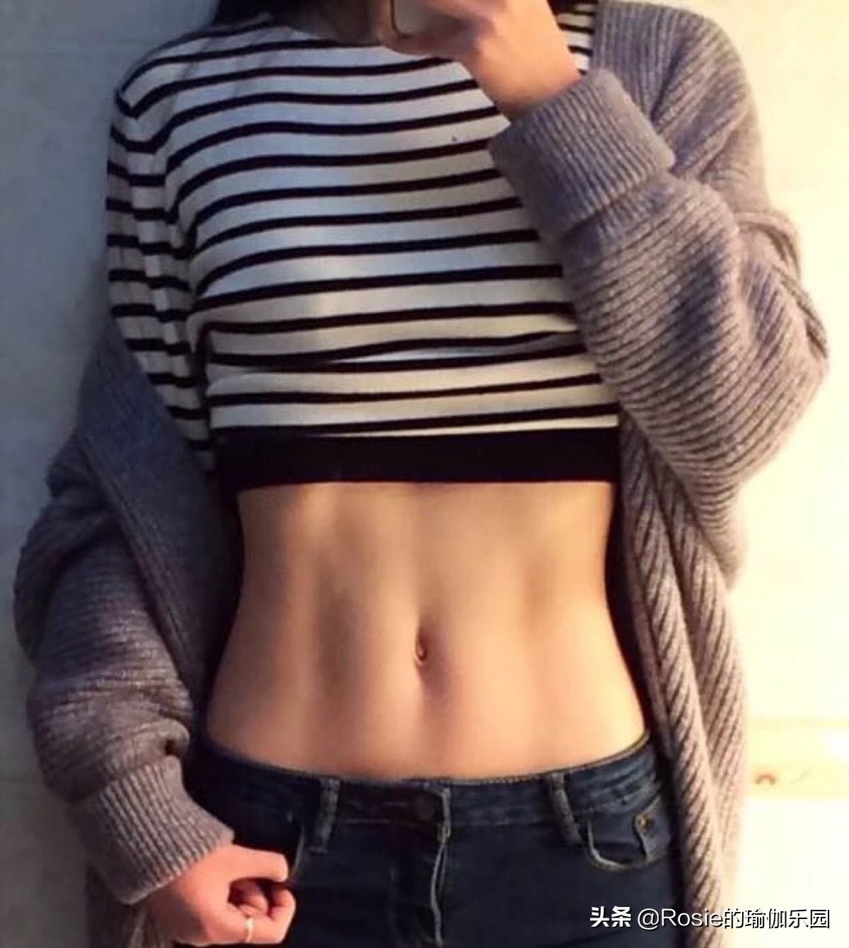 邓家佳长腿细腰性感迷人，如何抹平突出小腹，解锁同款S曲线？