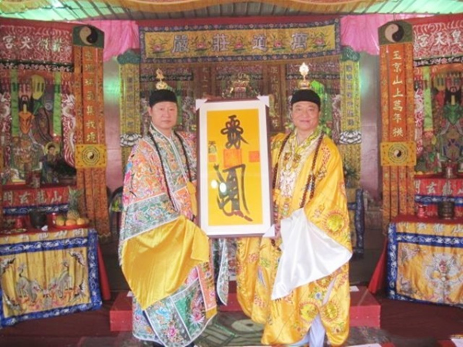 1969年,最后一任张天师去世,因后继无人,众人浑水摸鱼乱象丛生