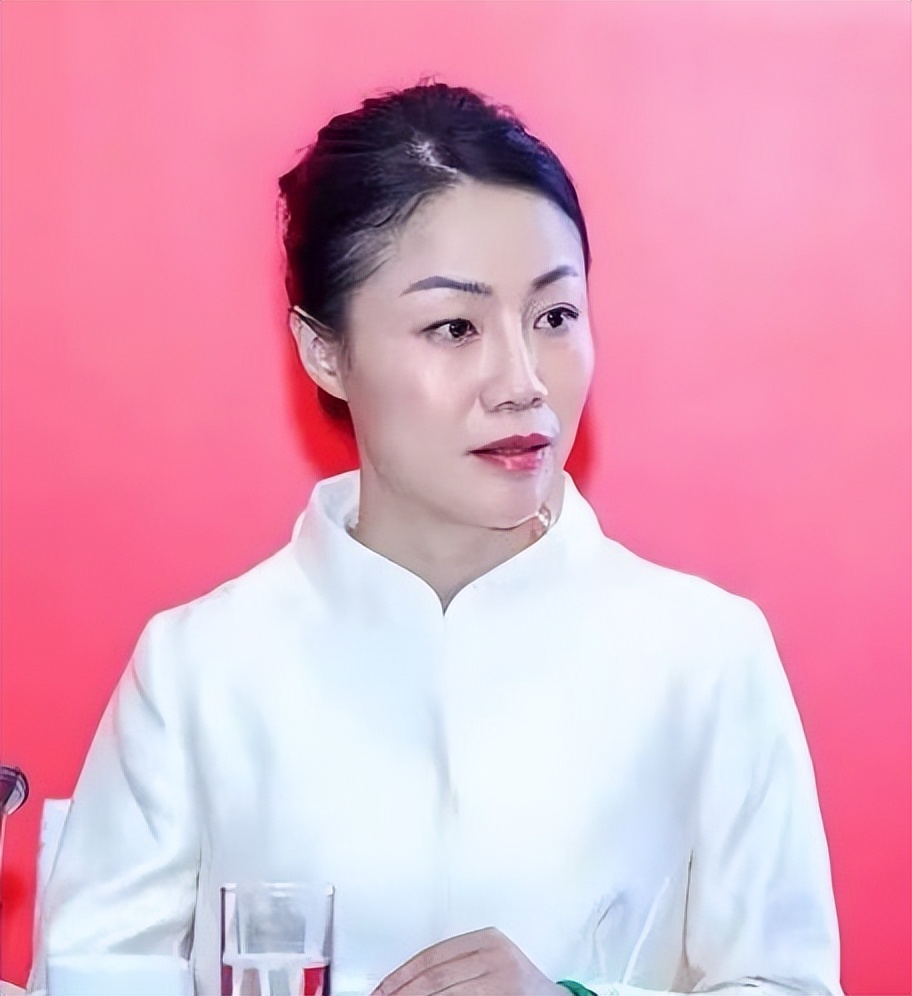 中国"最贵董秘"朱旭:年薪849万,年终奖1000万,47岁仍未婚