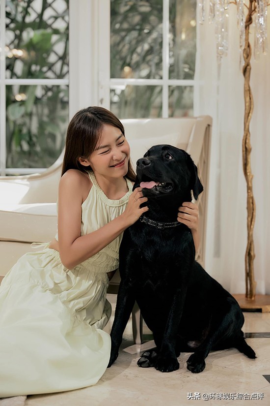 Thuy Diem旅行时穿着粉红色露背吊带裙，美极了