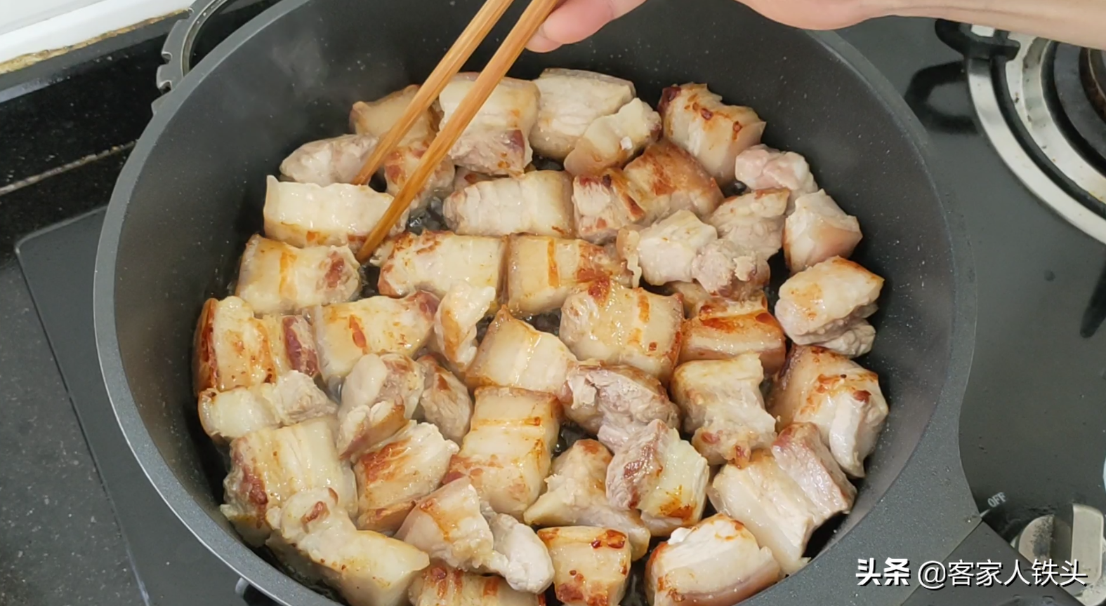 16块2斤五花肉，加1把树根，教你客家独特做法，一开盖香飘满屋