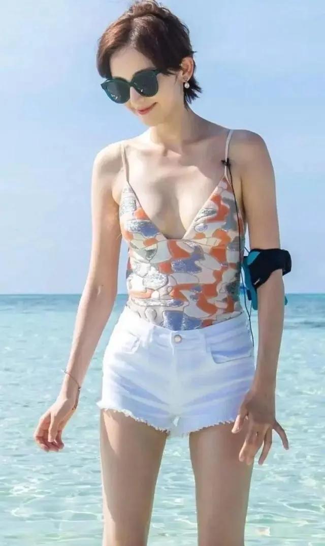 美女古力娜扎露背泳衣美照，趴在游艇上，皮肤白到发光