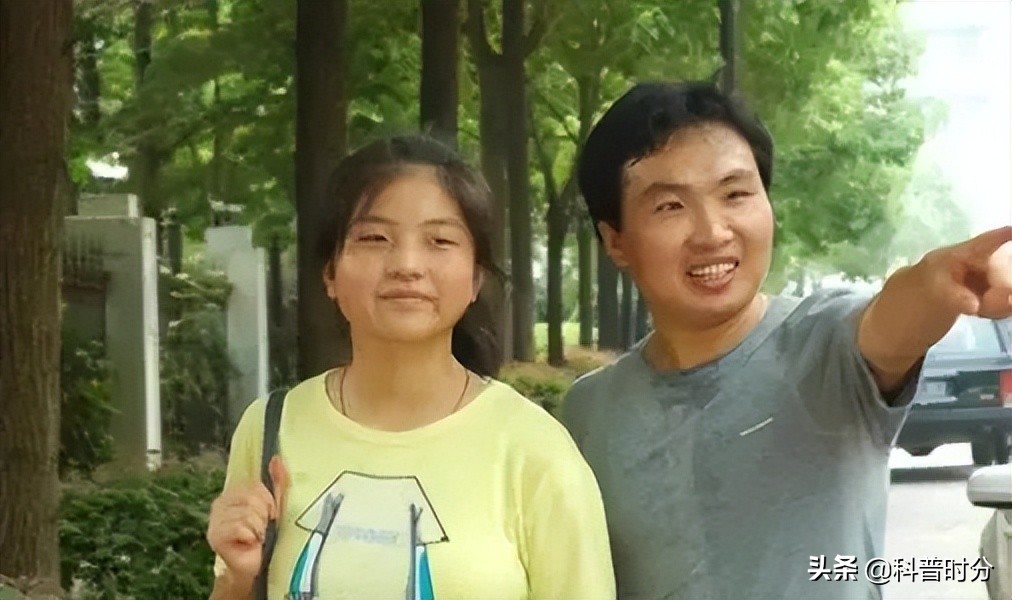 05年，农村小伙带着弃婴妹妹上大学，靠捡垃圾凑学费，如今怎样了