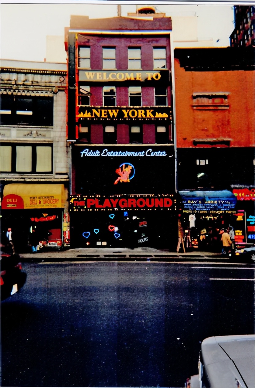 10岁被逼阅遍成人片，参加迷乱派对！美国千金童年惊掉网友下巴