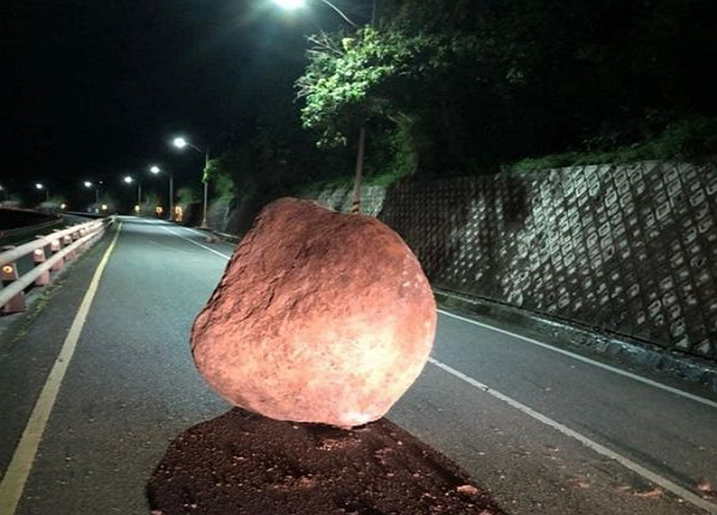 巨石墜落、橋基斷裂…台灣地區凌晨發生8次地震，民眾一夜難眠
