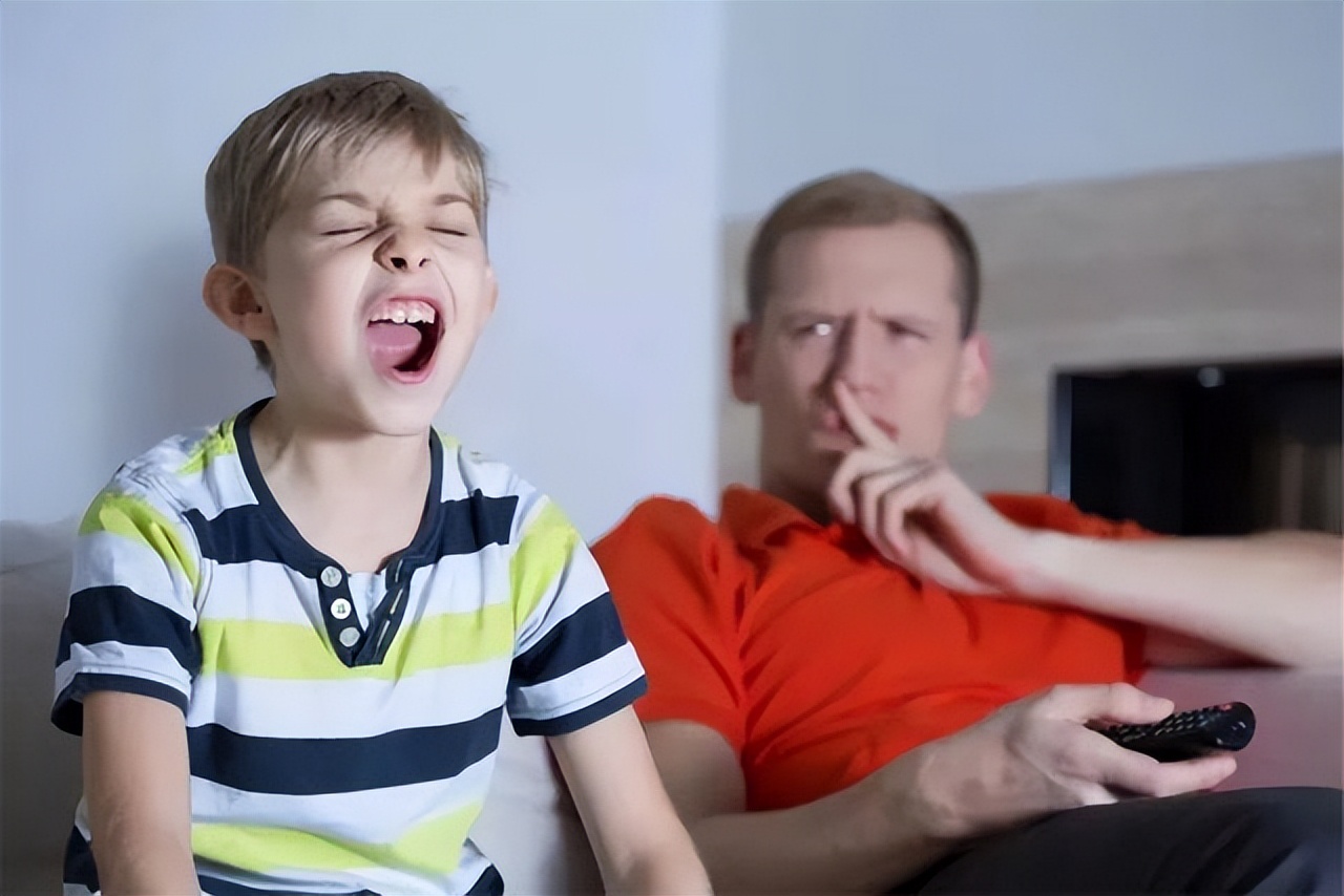 孩子有以下表现，多半是缺爱、受委屈了，父母却误以为是高情商