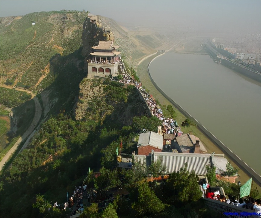 村民坐直升机去医院，全县免费医疗，中国这个小县太牛了