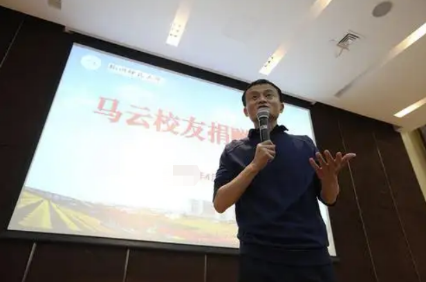 “马云雕像”走红，只因出现在杭师大的废物堆中，拍摄者给出解释