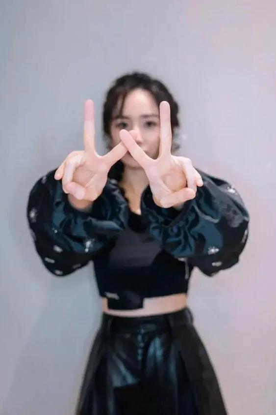 杨幂双尾麻花辫少女风—清新装扮，青春靓丽，俏皮灵动