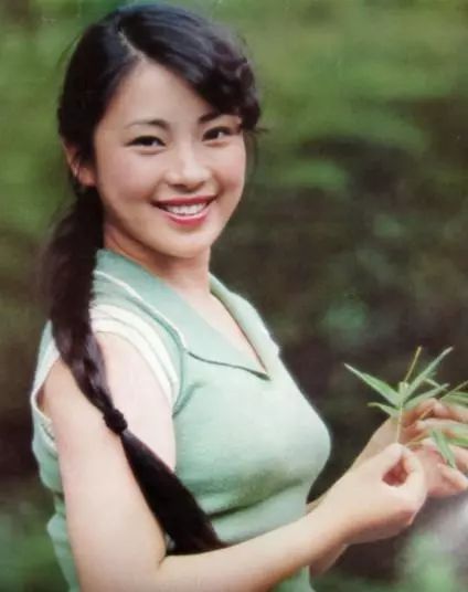 李连杰前妻黄秋燕57岁，与现任56岁利智对比，二人差别如此之大