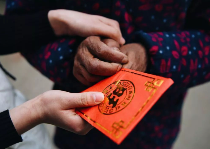 带娃拜年“赔本”？宝妈嫌农村亲戚的“压岁钱”少：今年不去了
