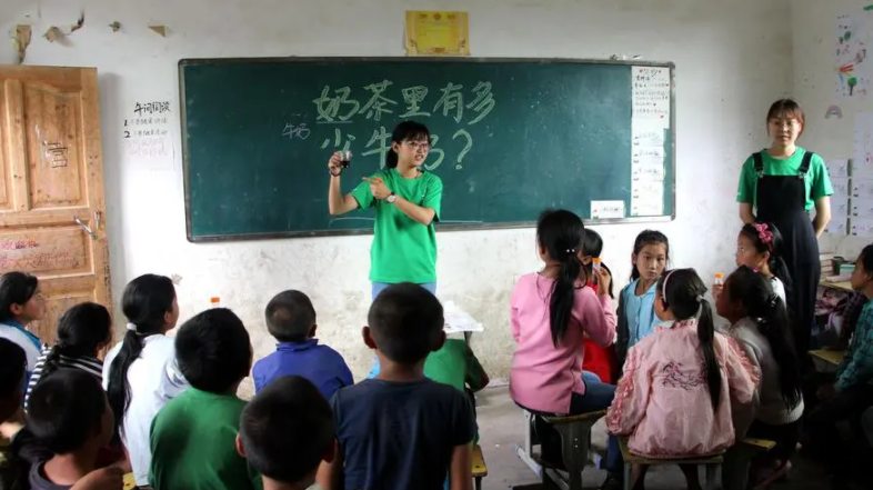大学生去山村支教，却被看成是“霍霍学生”？村支书直言折腾不起