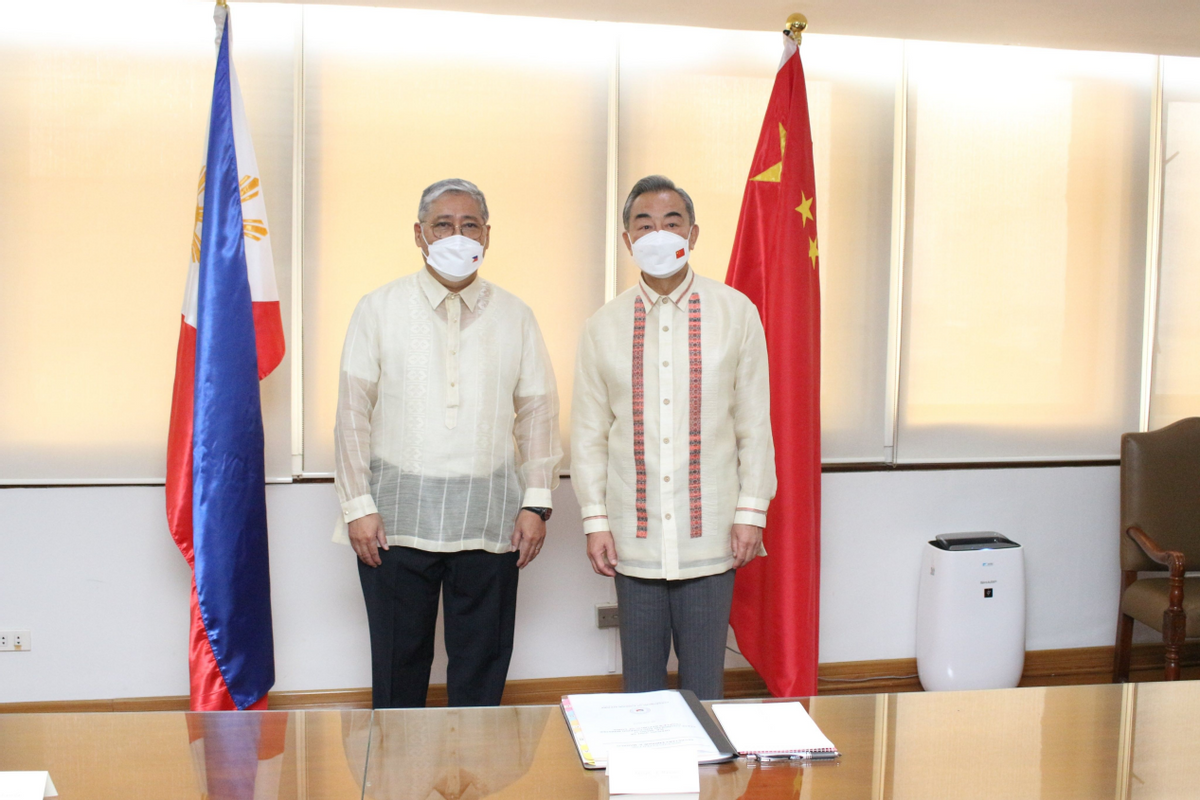 王毅访菲会见新任外长，恩里克·马纳罗：中国一直是菲律宾的好朋友和亲密伙伴