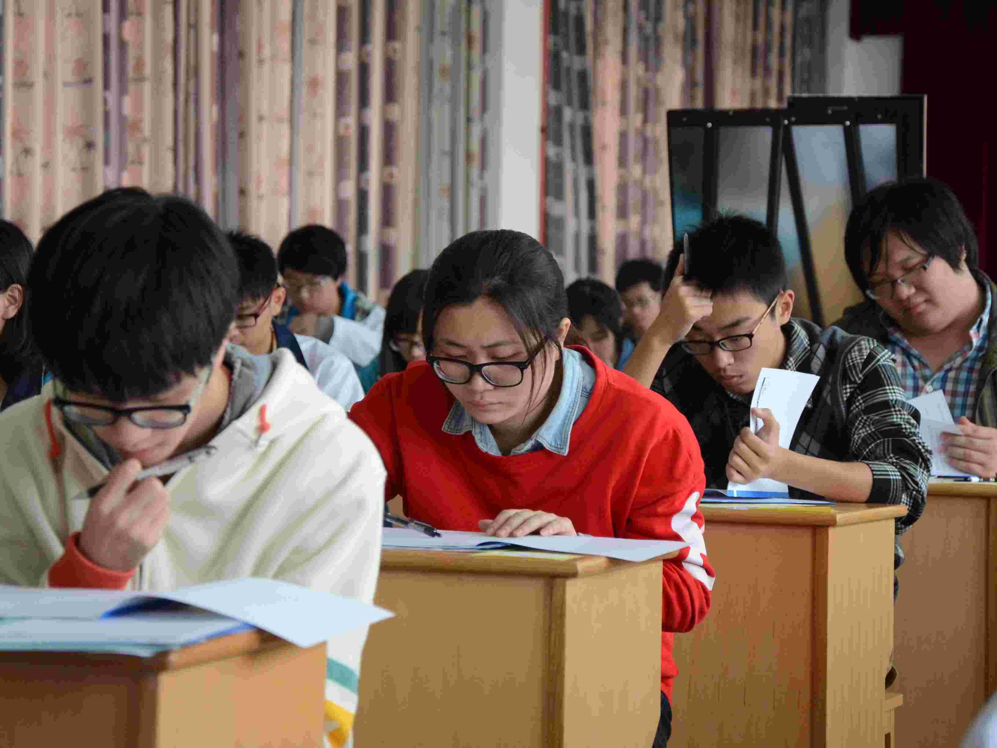 2022年高考新规，三类学生或将无缘高考，学霸级别也不例外