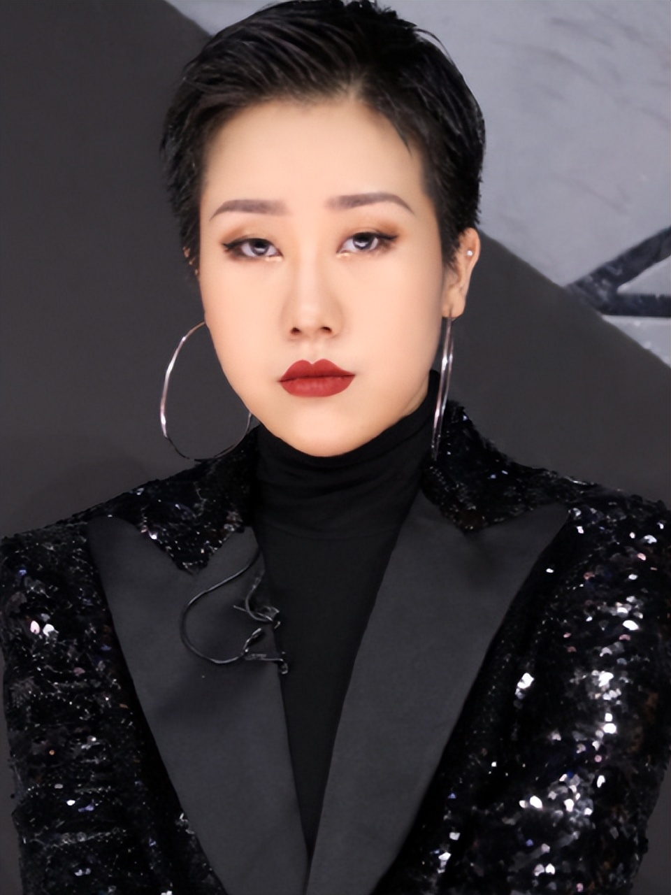 因选秀大火的上官喜爱，9个月无收入倒欠80万，短短一年境遇大变