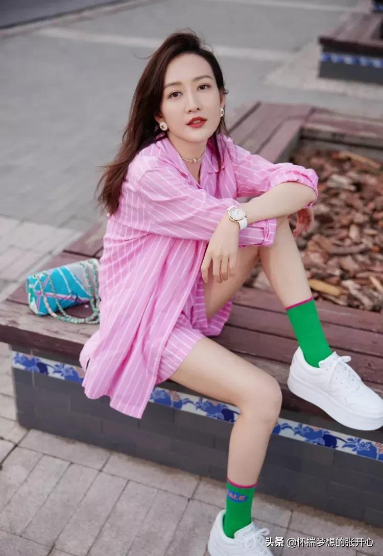 王鸥这么穿太显嫩了，粉色套装活泼清新，白鞋绿袜少女感十足