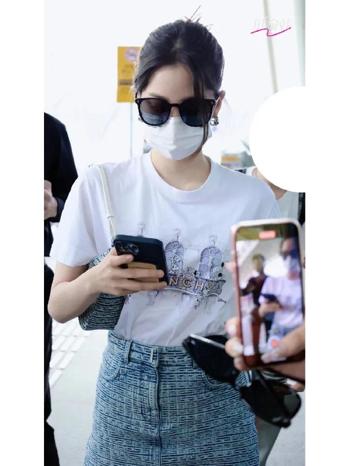 欧阳娜娜近日的机场私服解析，清爽简约又甜酷宜夏！​​​