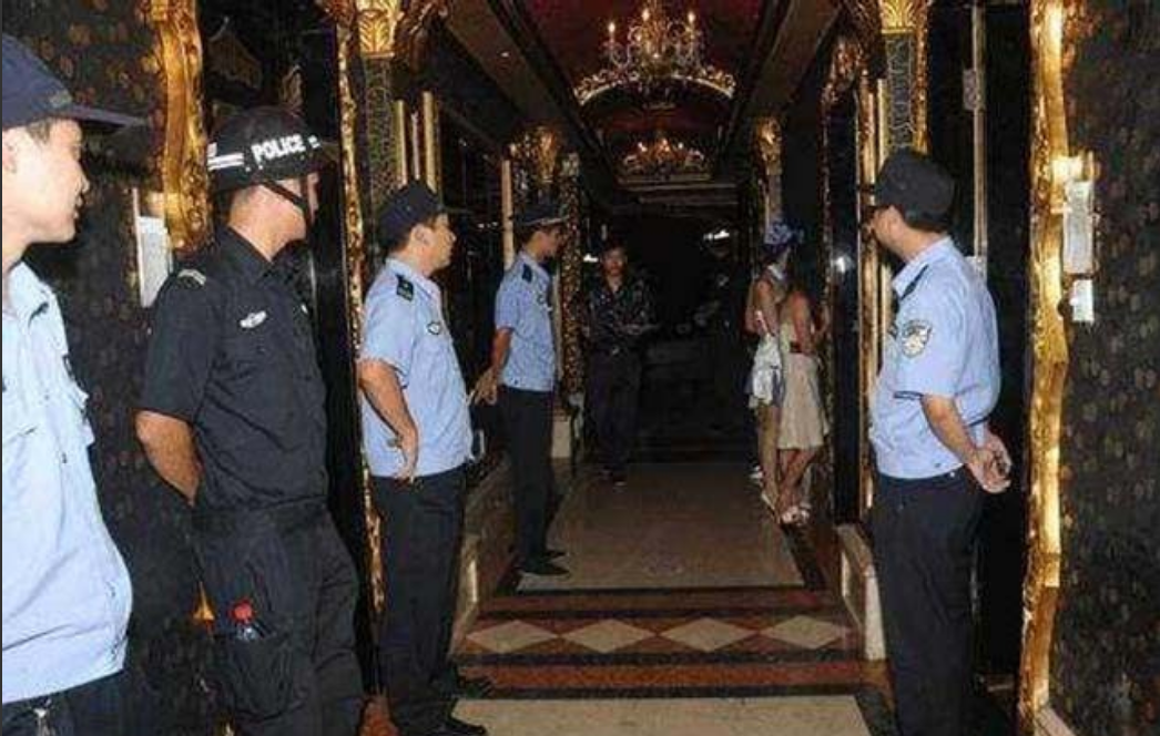 郑州"皇家一号"覆灭史：15辆警用大巴出动，有偿陪侍人员装满10车