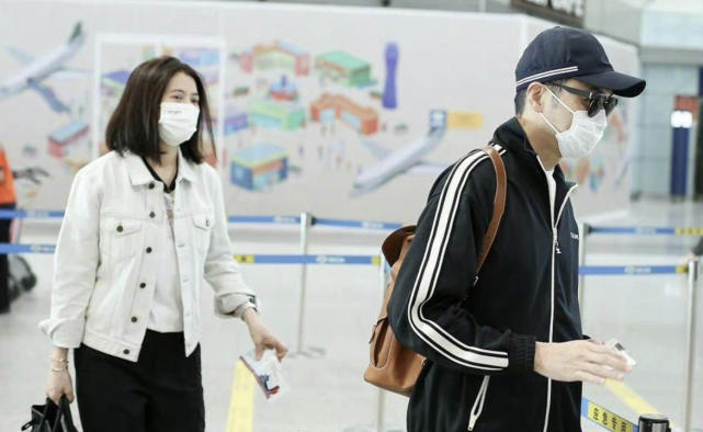 袁咏仪张智霖不愧是“神仙眷侣”，穿牛仔外套走机场，低调又大气