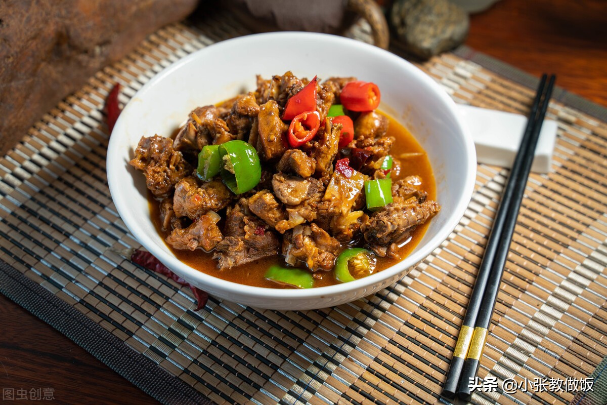 辣椒炒鸡丁，当鲜嫩的鸡丁混合上辣椒的浓厚口感，你想吃吗？