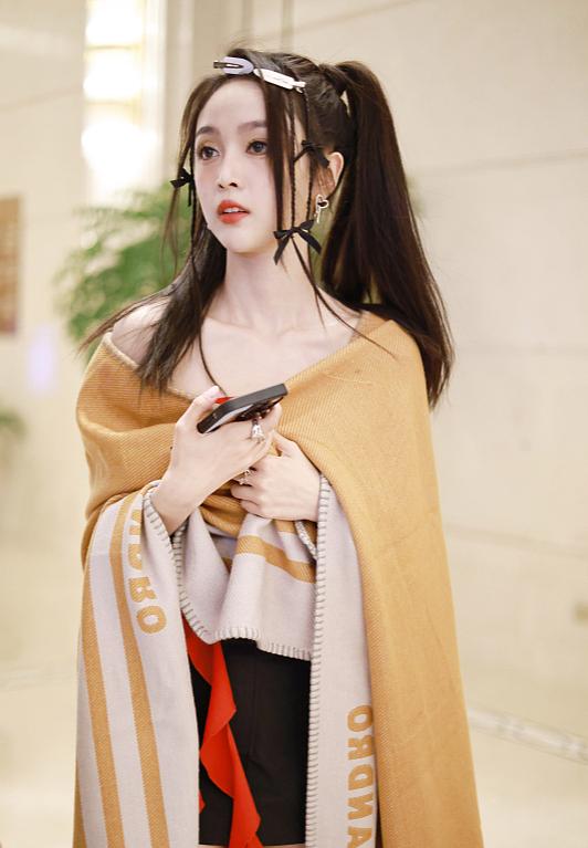 吴宣仪双马尾造型元气十足 裹毛毯露锁骨清纯可人