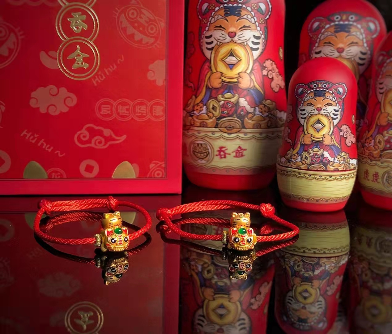 过年的喜庆就是红色，本命年的老虎红绳，展现风俗戳中我的审美