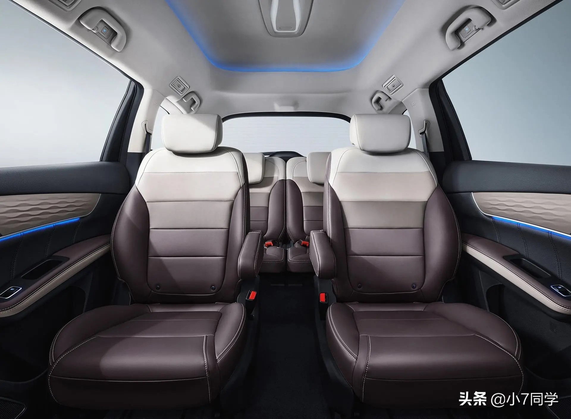 内饰设计上,比亚迪宋max dm-i的内饰风格延续了现款车型的设计语言