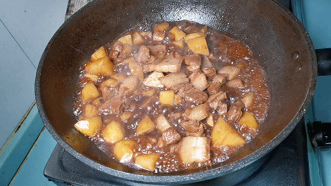 土豆烧肉家常做法（土豆简单做法色泽红润汤汁还能泡米饭）