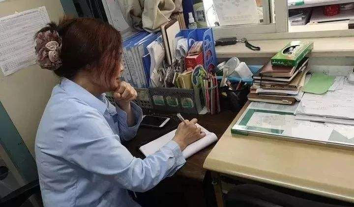 2009年，上海女硕士带母求学被拒自杀，校方回应：可赔偿，不道歉