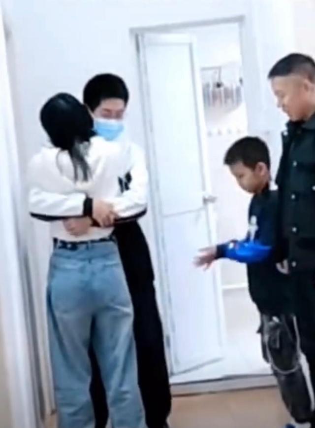 孙海洋一家五口首次团聚，孙卓与姐姐动情相拥，妈妈直播不忘带货