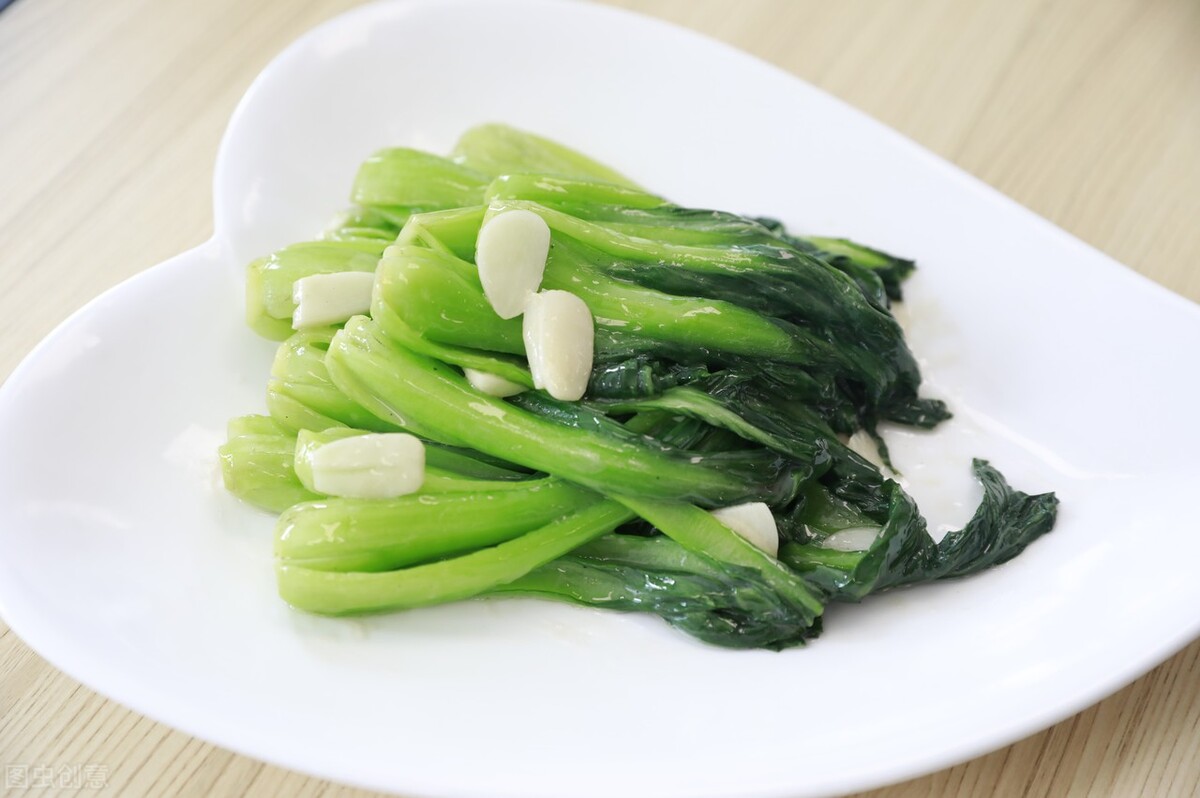 炒青菜，牢记这3点，青菜鲜绿爽脆，不出水还入味，比肉还香