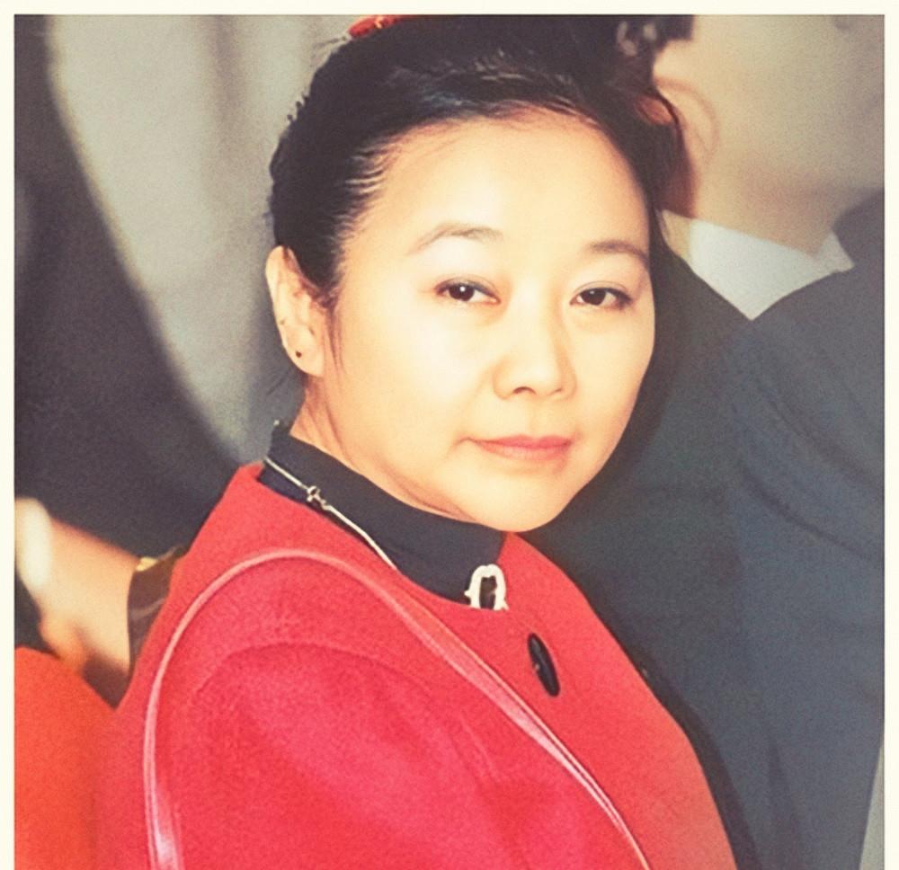 扎着两条小辫的亚洲女首富龚如心，丈夫被绑失踪后，性情大变