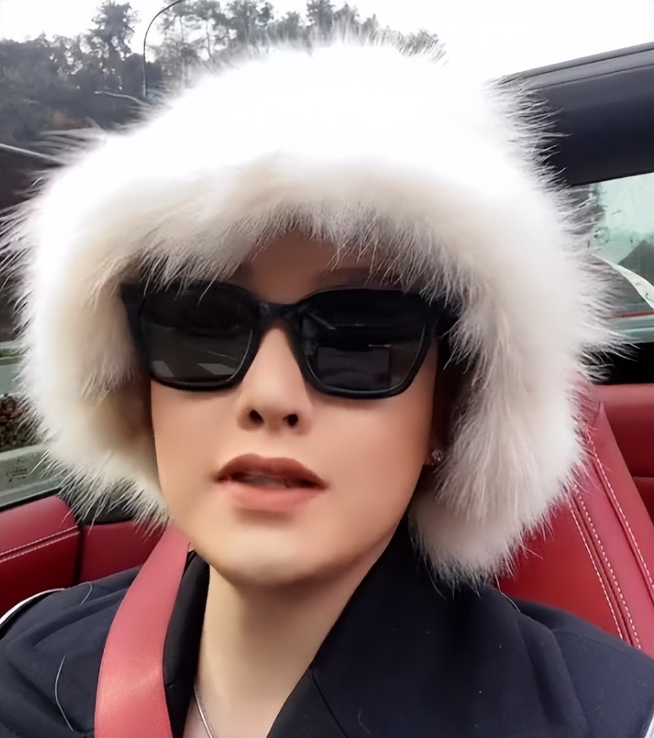 柏公子：雌雄难辨引争议，炫富出圈吸粉百万，背后老爷竟是秦奋？