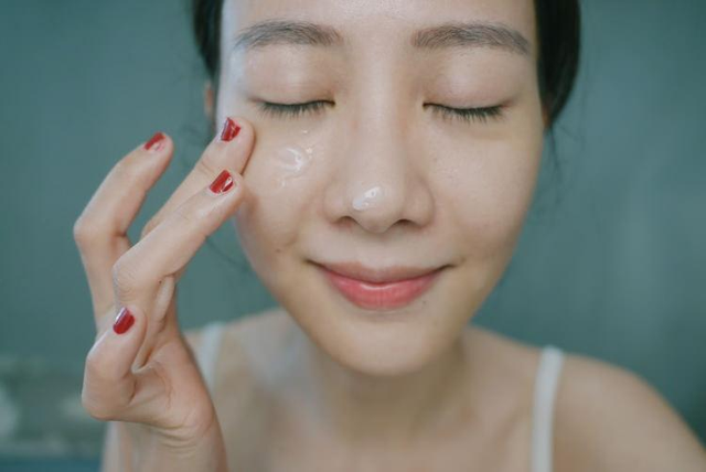月薪3000的中年女人，护肤品选这4种就够，实打实的保湿、抗衰老