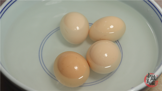 把4个鸡蛋放进保温杯里，几分钟就煮好，方法简单特别适合上班族