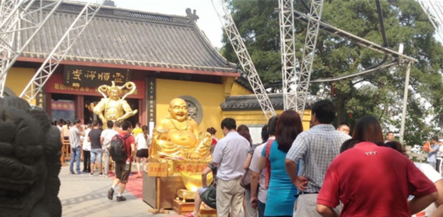 男子酷似“弥勒佛”，被女富豪签约，牺牲身体疯狂捞金