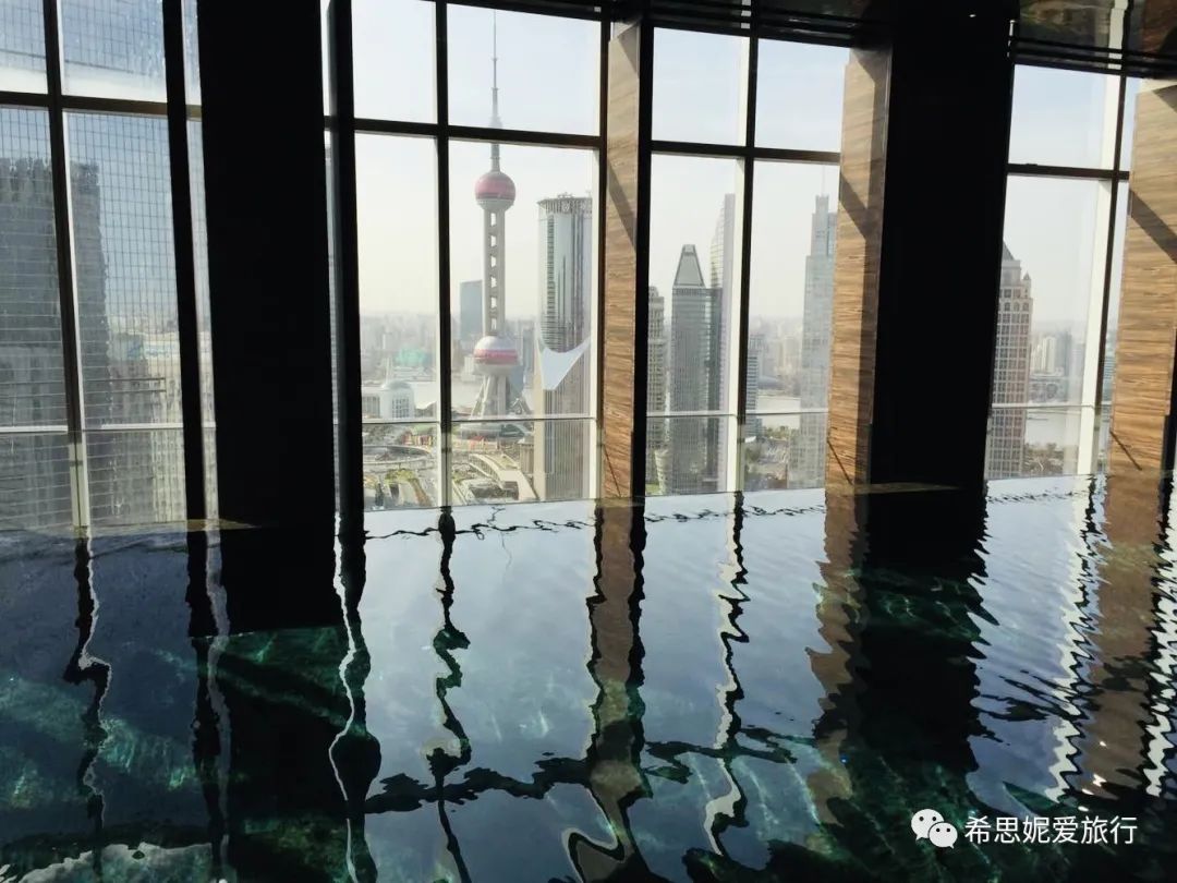 睡他们时，请不要错过他们家的泳池