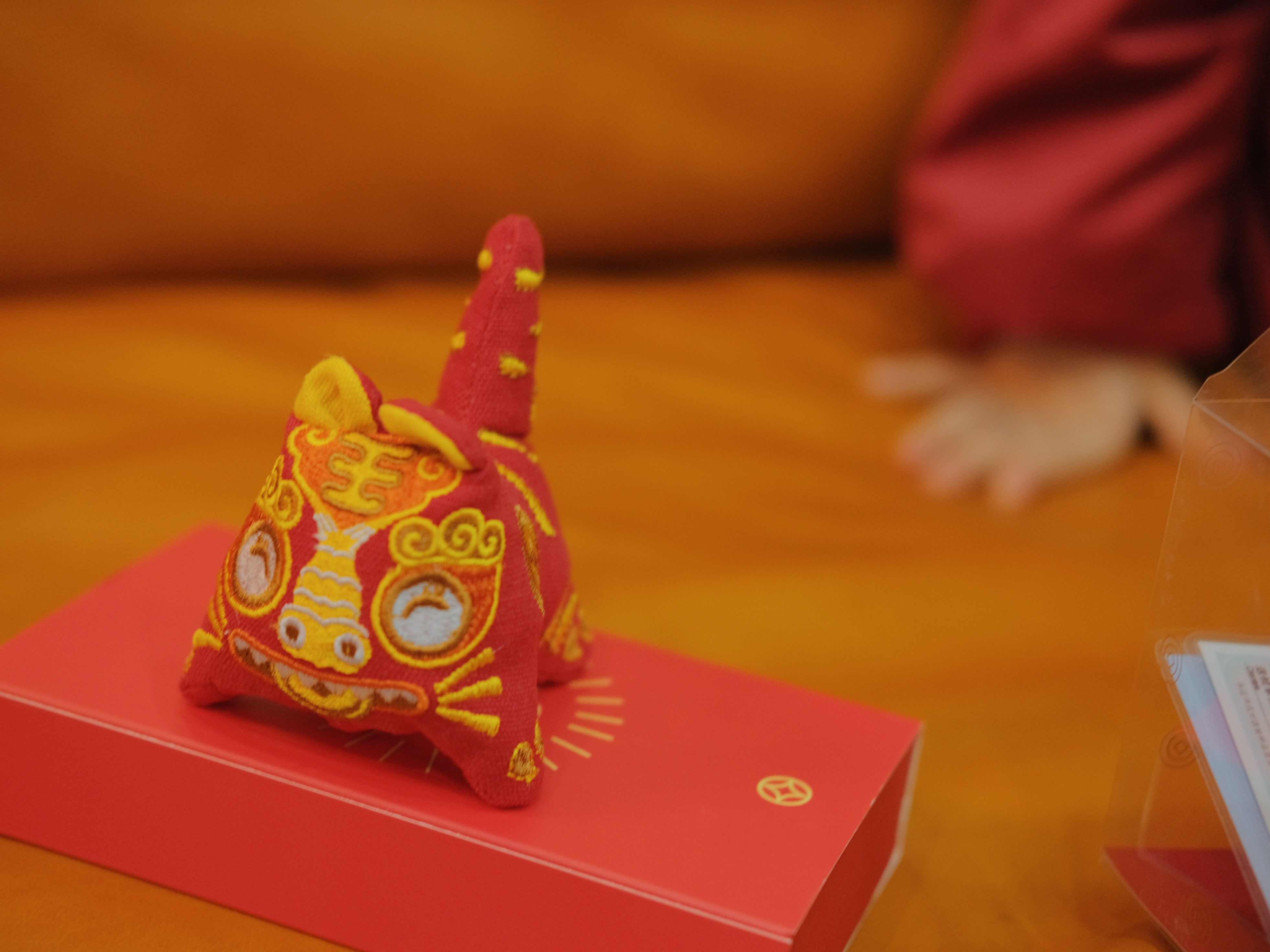 过年的喜庆就是红色，本命年的老虎红绳，展现风俗戳中我的审美