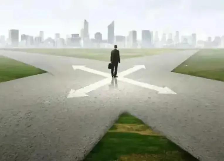 痛了自己治愈，累了默默承受；没人懂时，缄默是最好的治愈