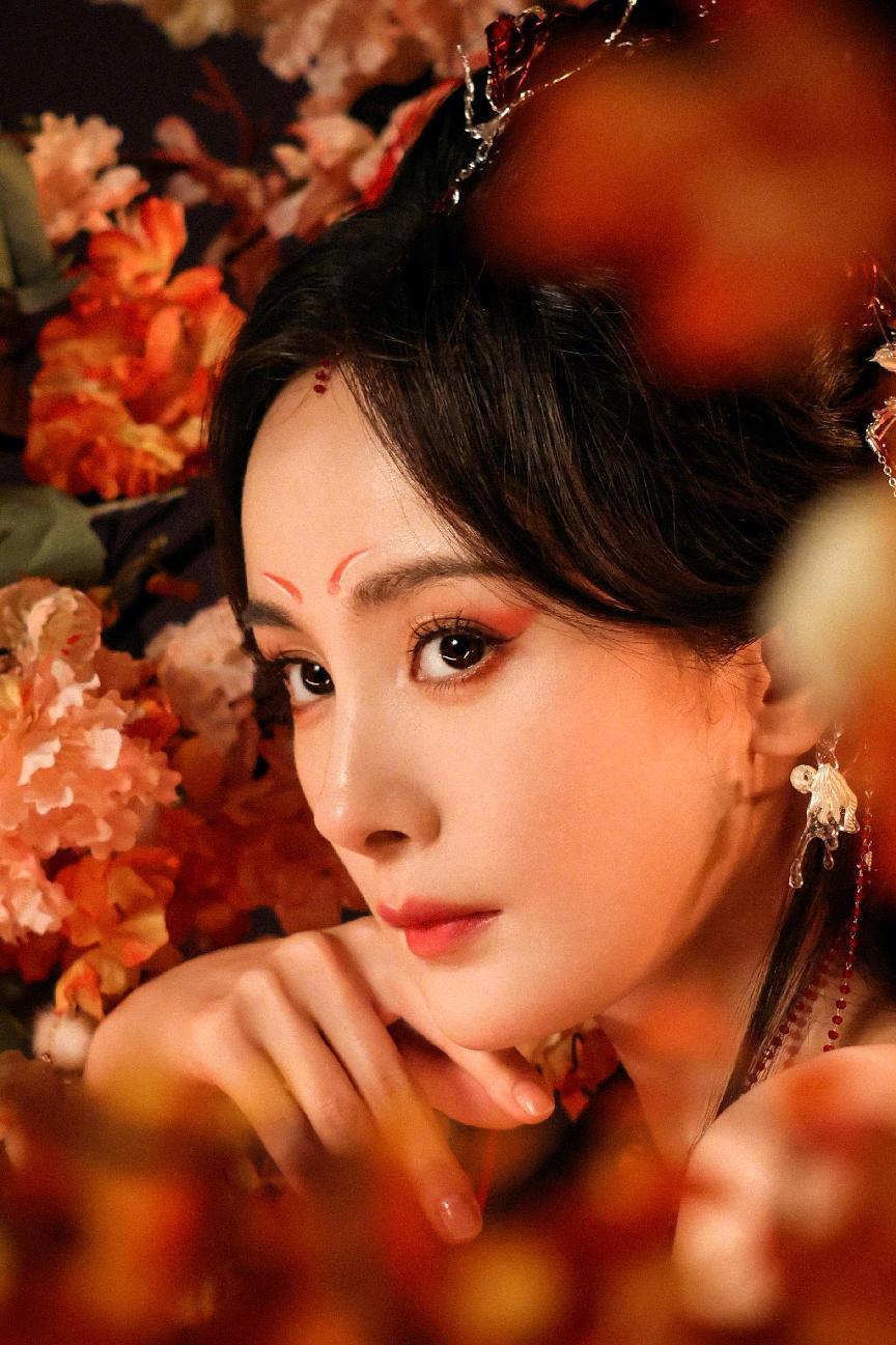 杨幂狐妖造型释出，首次尝试妖狐妆媚眼如丝超惊艳，大长腿好吸睛