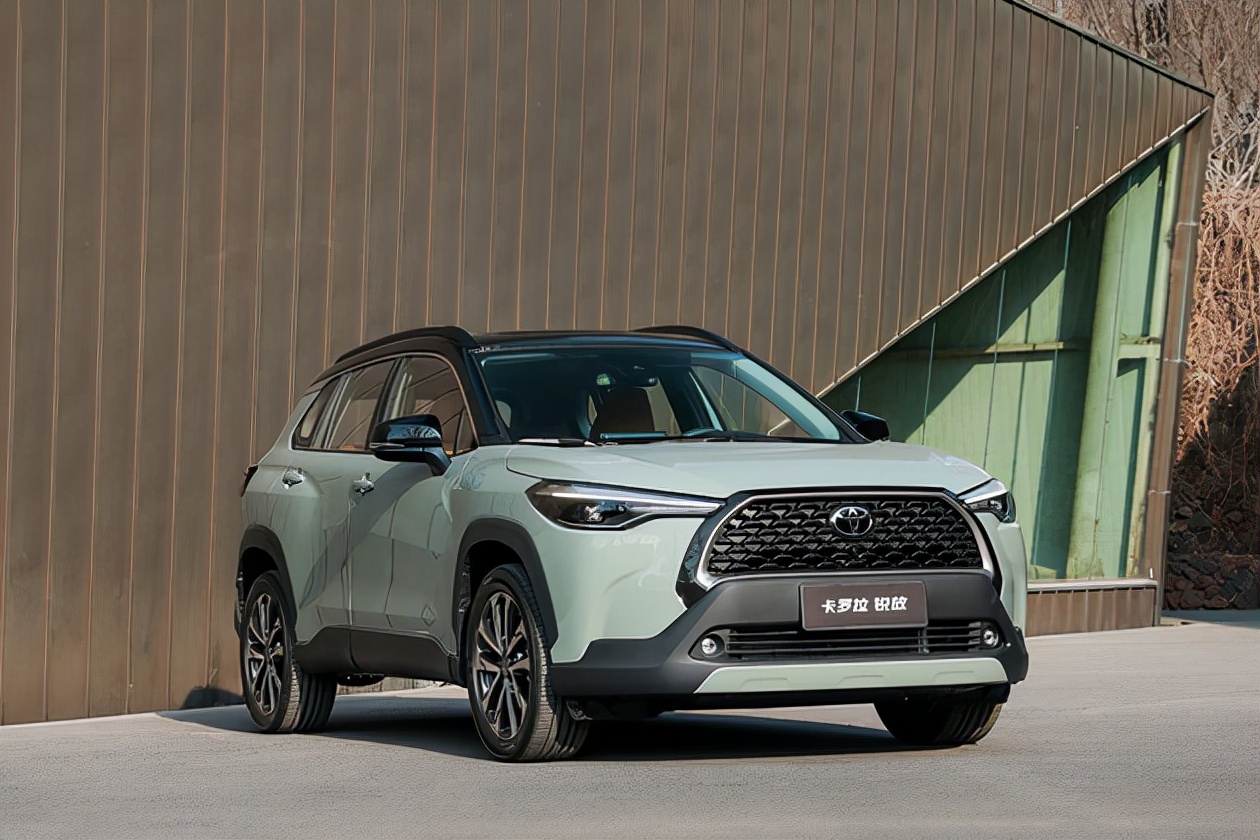 锐放外形设计与美规版车型十分接近,在海外它的名字叫做卡罗拉cross