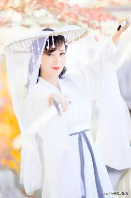 赵雅芝：不老女神笑容甜美，高贵大方，气质太迷人了