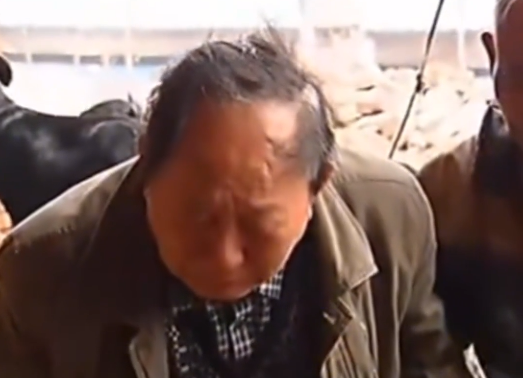 女学生被卖给50岁老光棍，每天睡猪圈遭毒打，父亲为何要原谅凶手